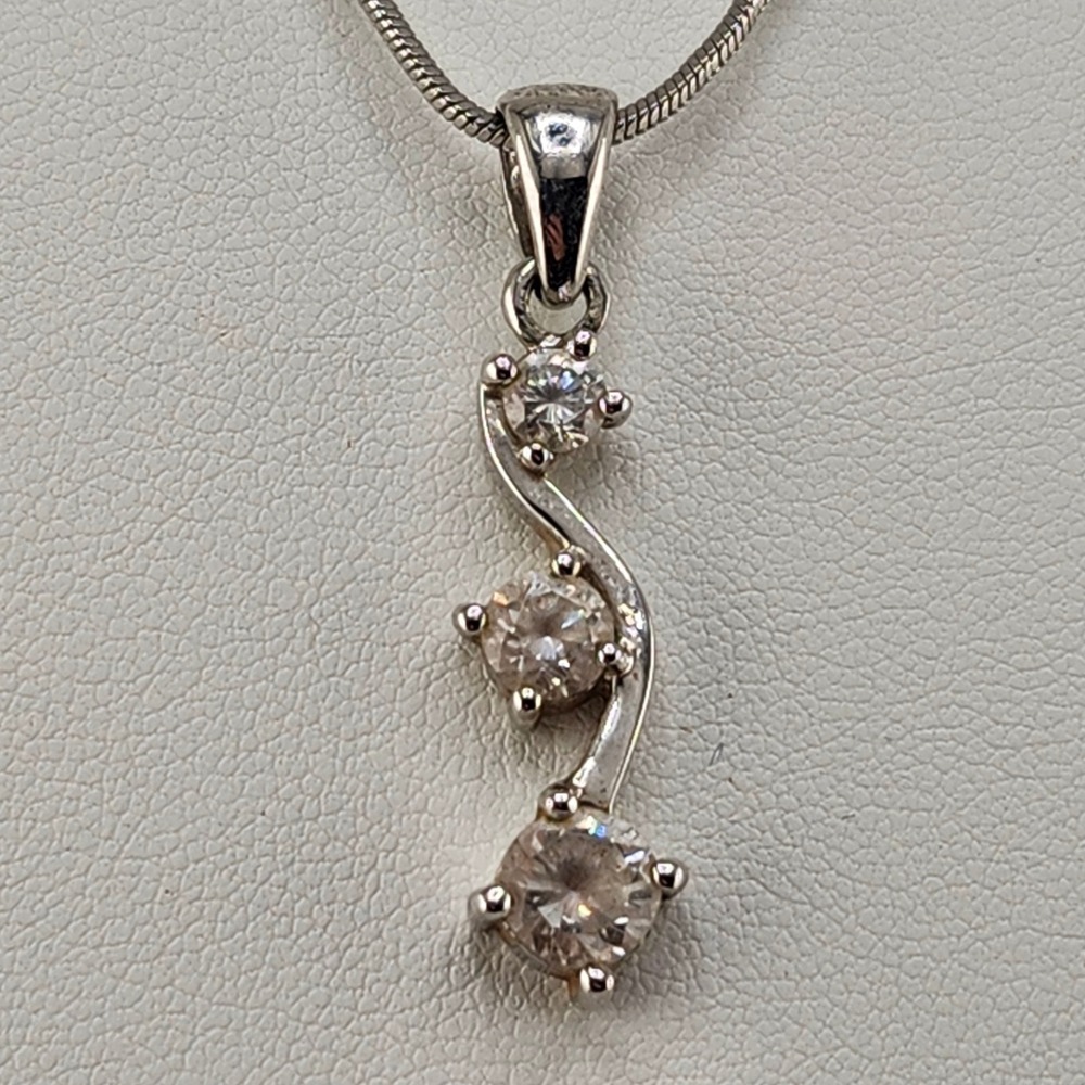 Silver Tone 3 Stone Snake Chain Necklace Pendant